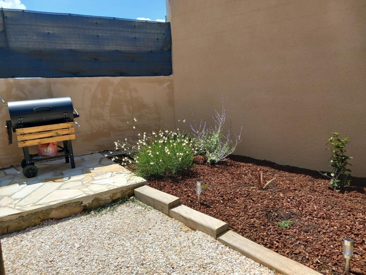Studio Independant Dans Villa Neffies Exterior foto